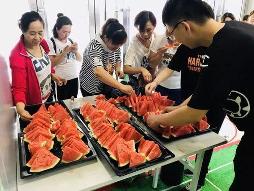 吃瓜群众深圳人,繁华都市中的“吃瓜群众”生活剪影