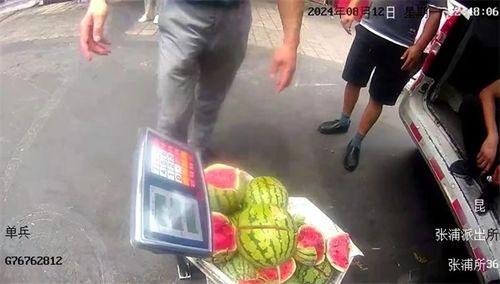 吃瓜群众警察来了,警察来了，秩序回归！