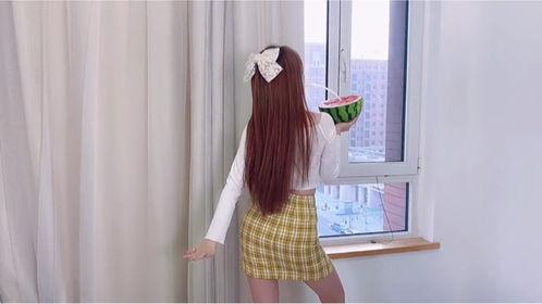 陪女朋友吃瓜好吗,陪女友共享美味瓜果的温馨瞬间