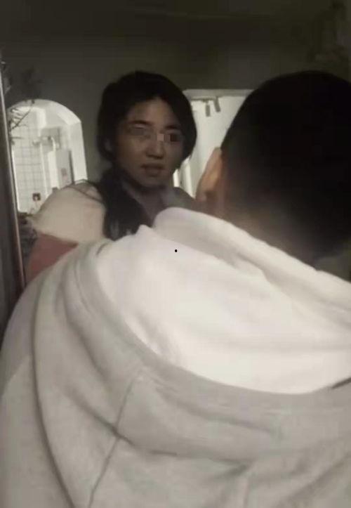 吃瓜女人看男朋友,揭秘男友的日常点滴