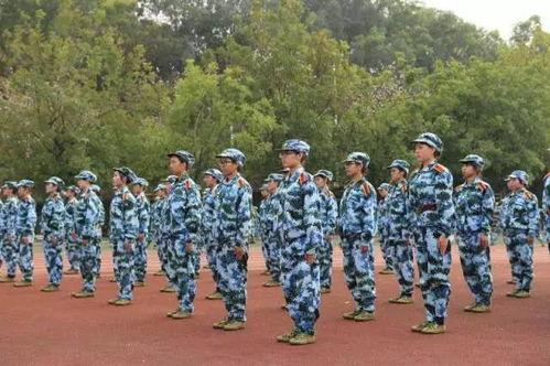 军训队列前吃瓜