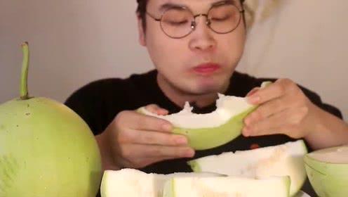 韩国帅哥吃葫芦瓜